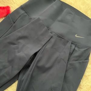 NIKE Women’s high rise leggings in navy!